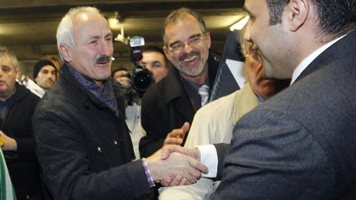 El nuevo presidente saluda a los aficionados