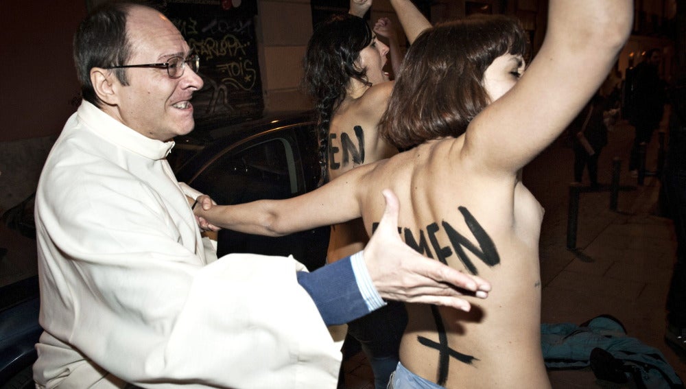 Cinco activistas de Femen, con el torso desnudo, han abordado Rouco Varela
