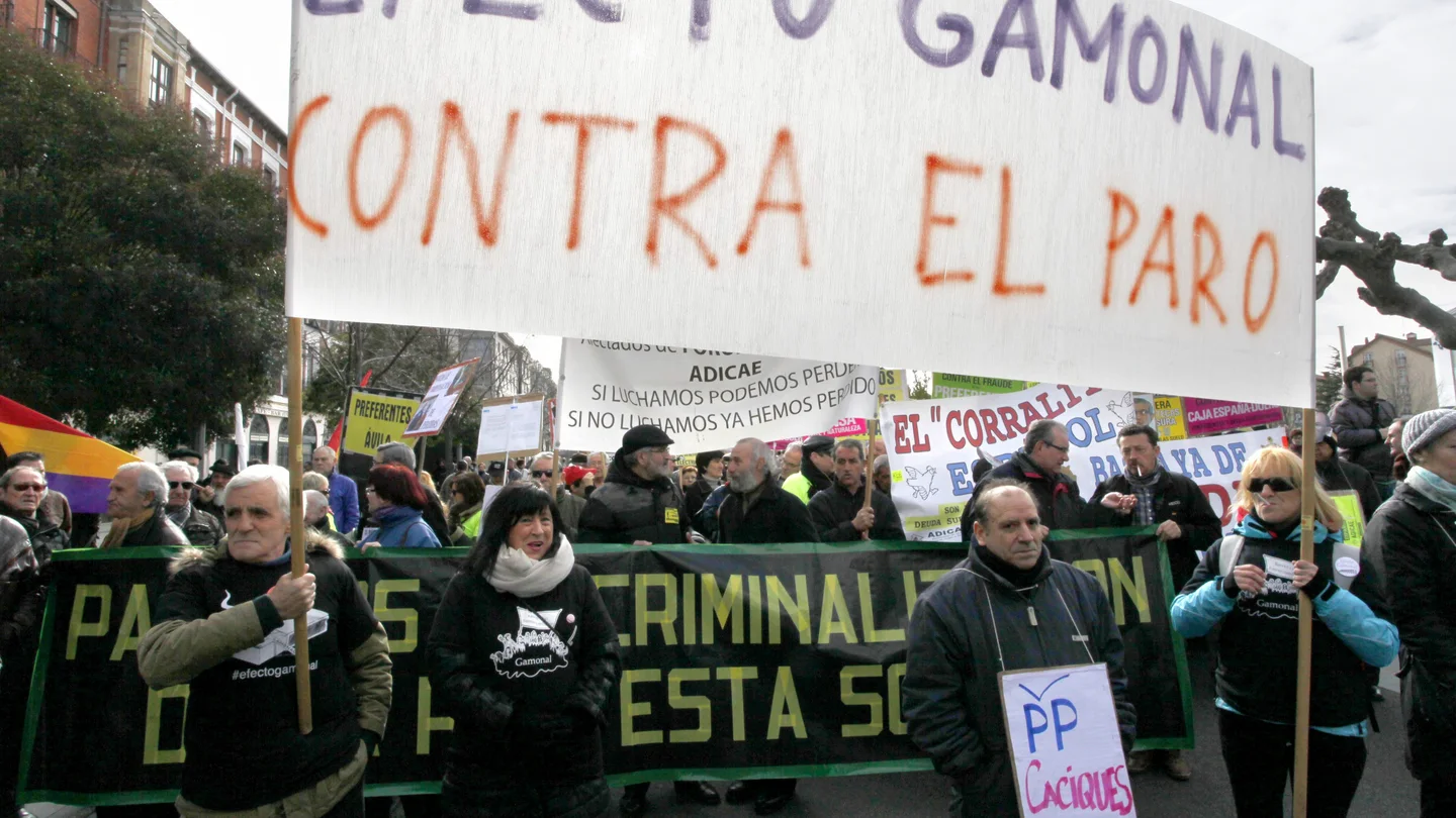 Manifestantes protestan contra los recortes en Valladolid. Manifestantes protestan contra los recortes en Valladolid.