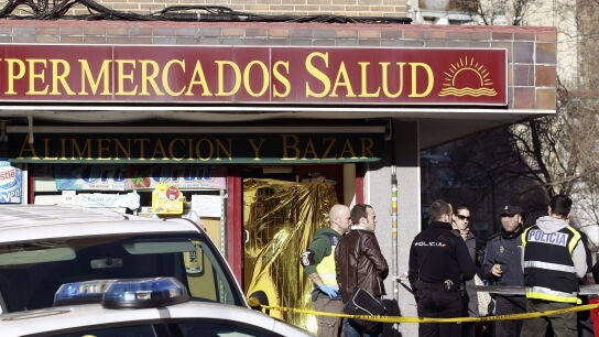 Efectivos de la Polic&iacute;a Nacional a las puertas del comercio chino en el barrio de Moratalaz