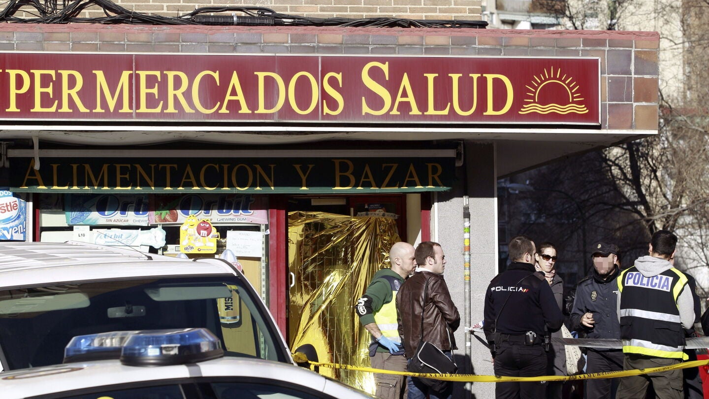 Efectivos de la Polic&iacute;a Nacional a las puertas del comercio chino en el barrio de Moratalaz