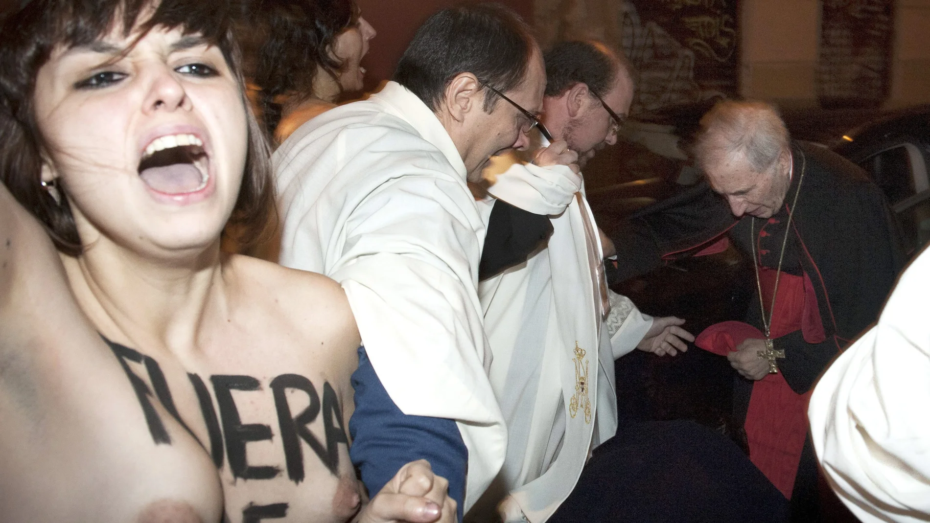 Cinco activistas de Femen abordan a Rouco Varela