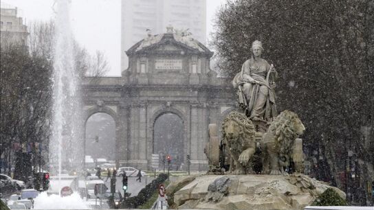 Vista de la Cibeles con la Puerta de Alcal&aacute; al fondo, bajo la nieve que cae en Madrid