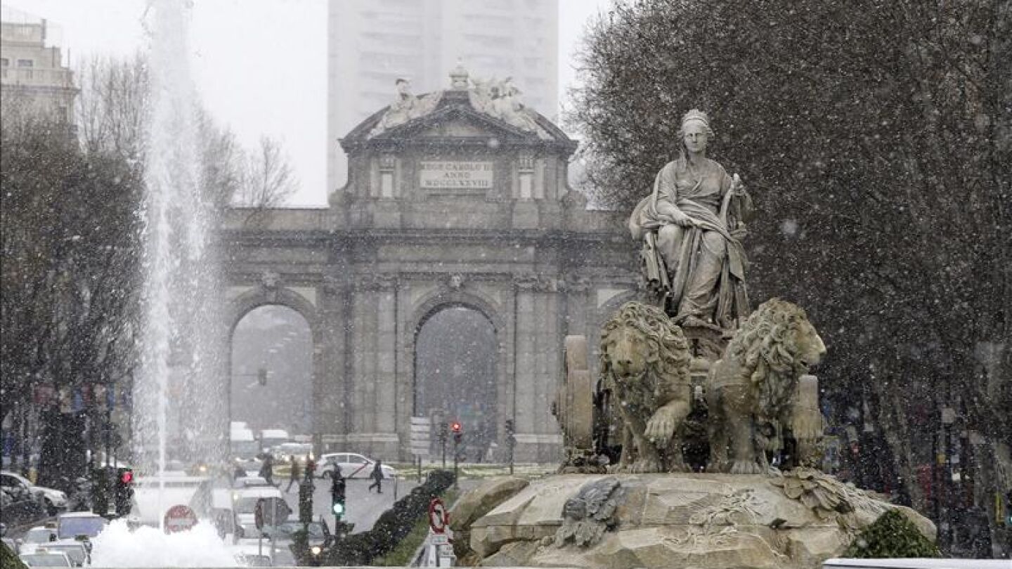 Vista de la Cibeles con la Puerta de Alcal&aacute; al fondo, bajo la nieve que cae en Madrid