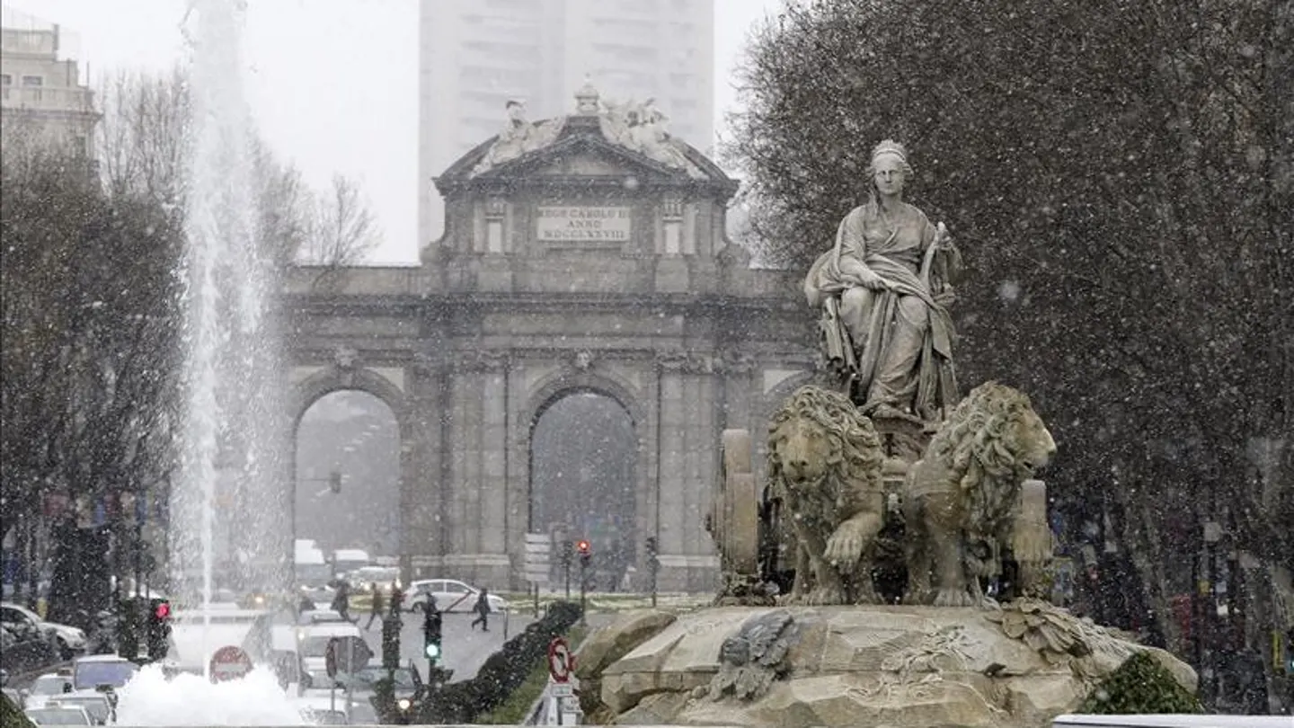 Vista de la Cibeles con la Puerta de Alcalá al fondo, bajo la nieve que cae en Madrid Vista de la Cibeles con la Puerta de Alcalá al fondo, bajo la nieve que cae en Madrid