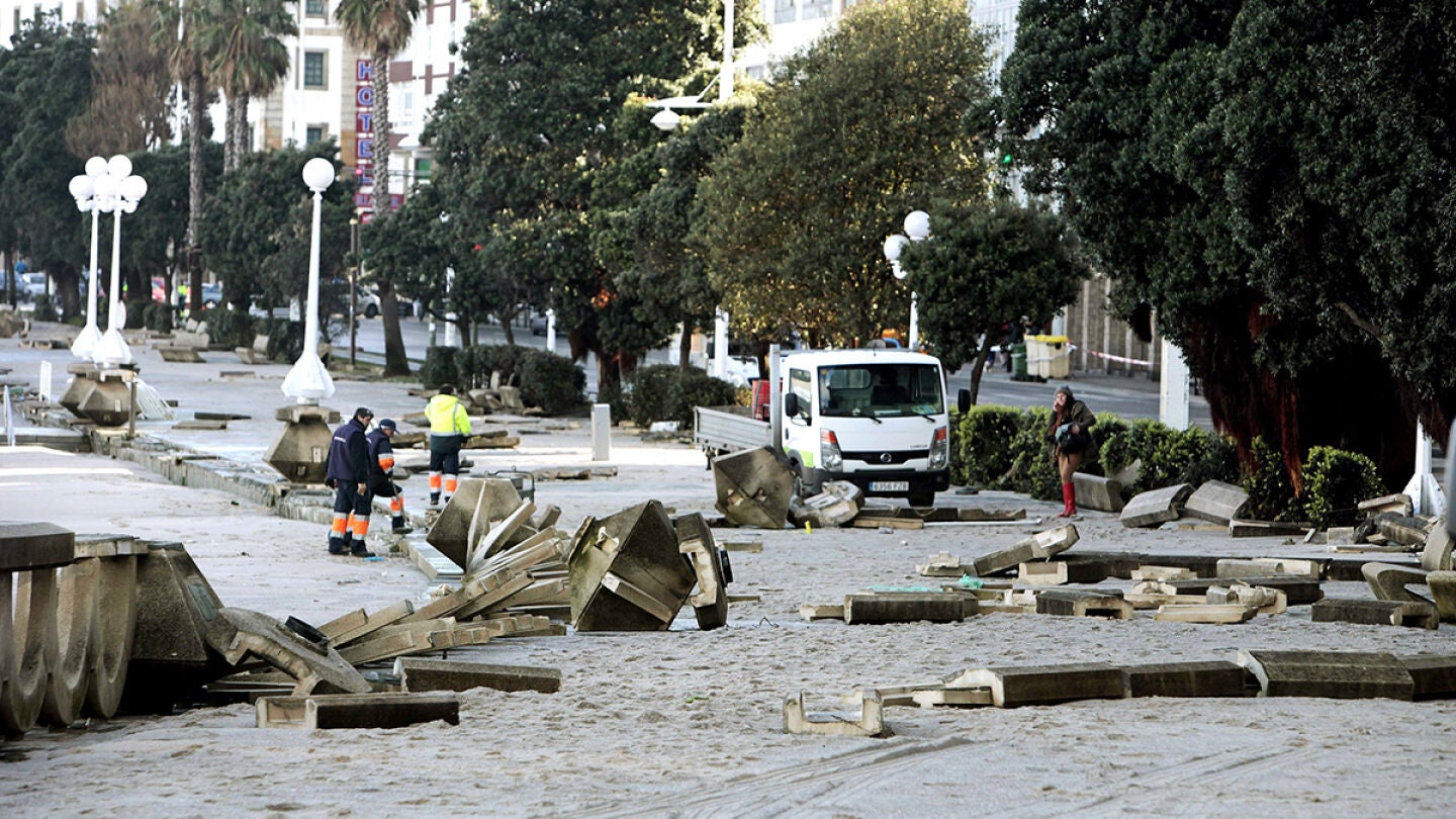 El fuerte temporal deja graves destrozos en la cornisa cant&aacute;brica y Galicia