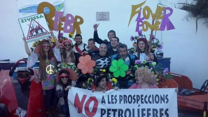 Un grupo de ciudadanos protesta contra la prospección