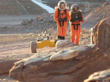Miembros de Mars Crew 134, trabajando