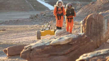 Miembros de Mars Crew 134, trabajando