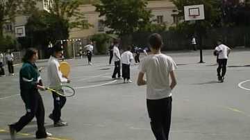 Unos niños juegan en el patio del colegio
