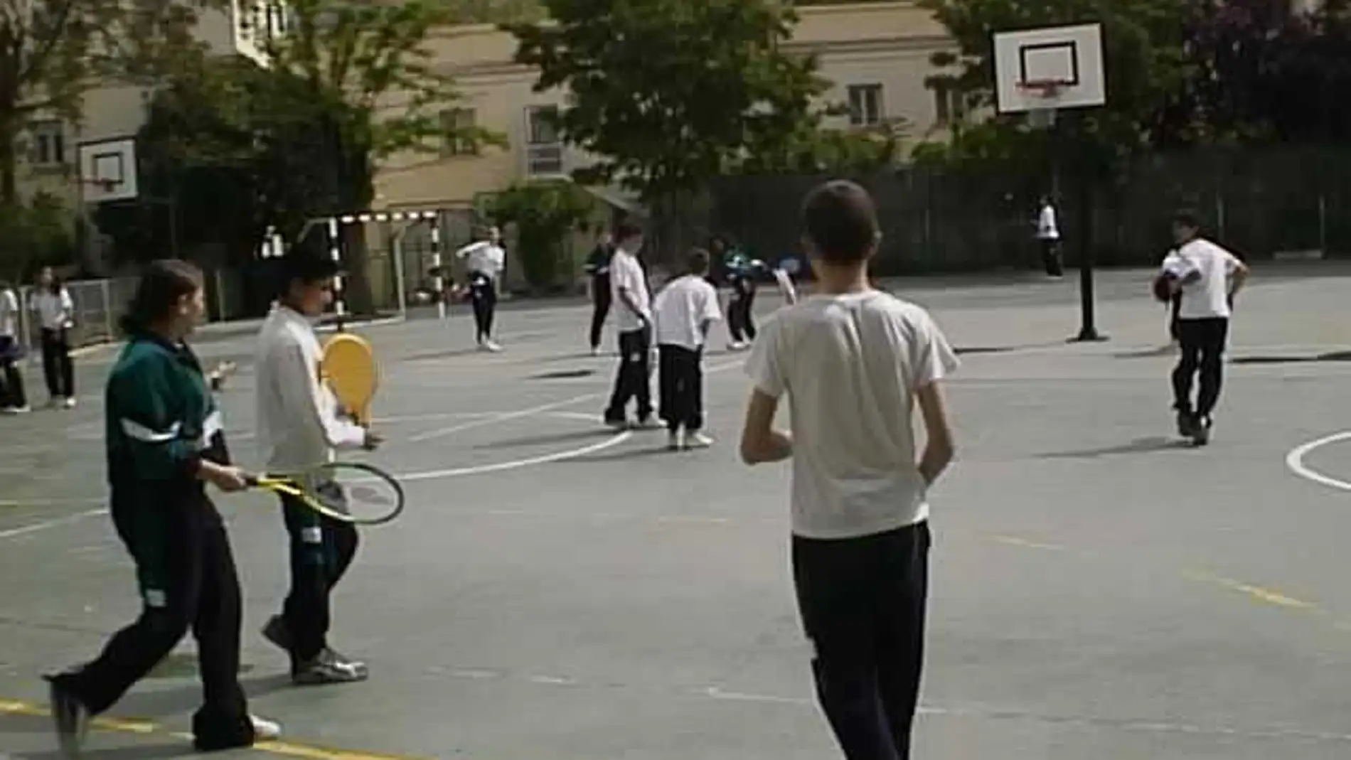Unos niños juegan en el patio del colegio