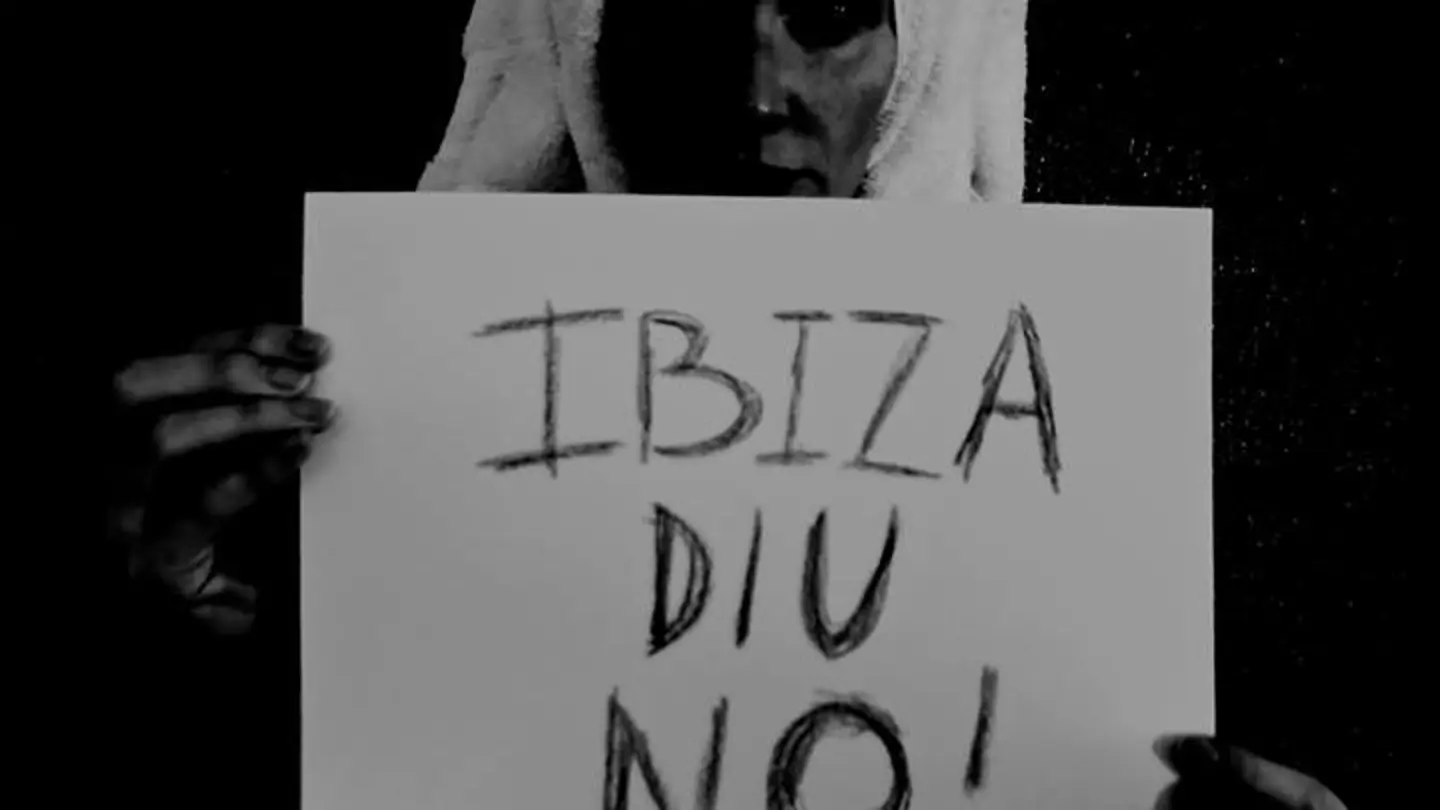 Paz Vega, desnuda en protesta contra las prospecciones en Ibiza Paz Vega, desnuda en protesta contra las prospecciones en Ibiza
