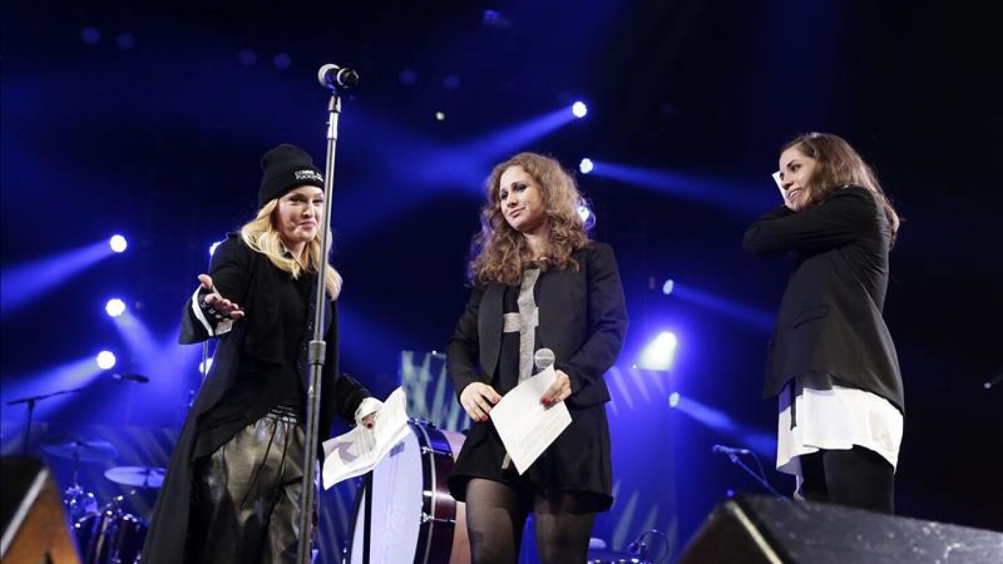 Las dos componentes de Pussy Riot, junto a Madonna en el concierto en Nueva York