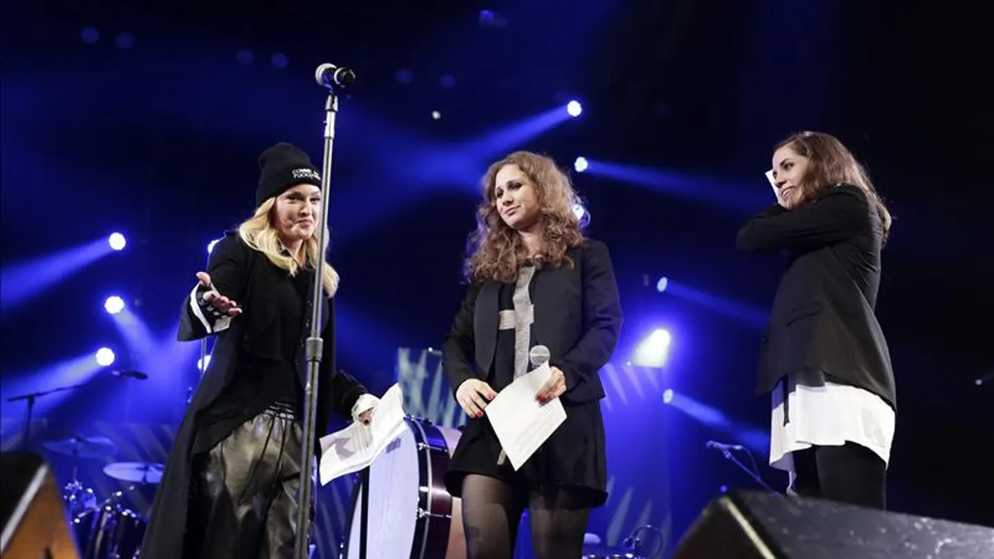 Las dos componentes de Pussy Riot, junto a Madonna en el concierto en Nueva York Las dos componentes de Pussy Riot, junto a Madonna en el concierto en Nueva York