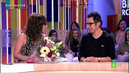 Berto entrega un ramo de flores a Ana Morgade