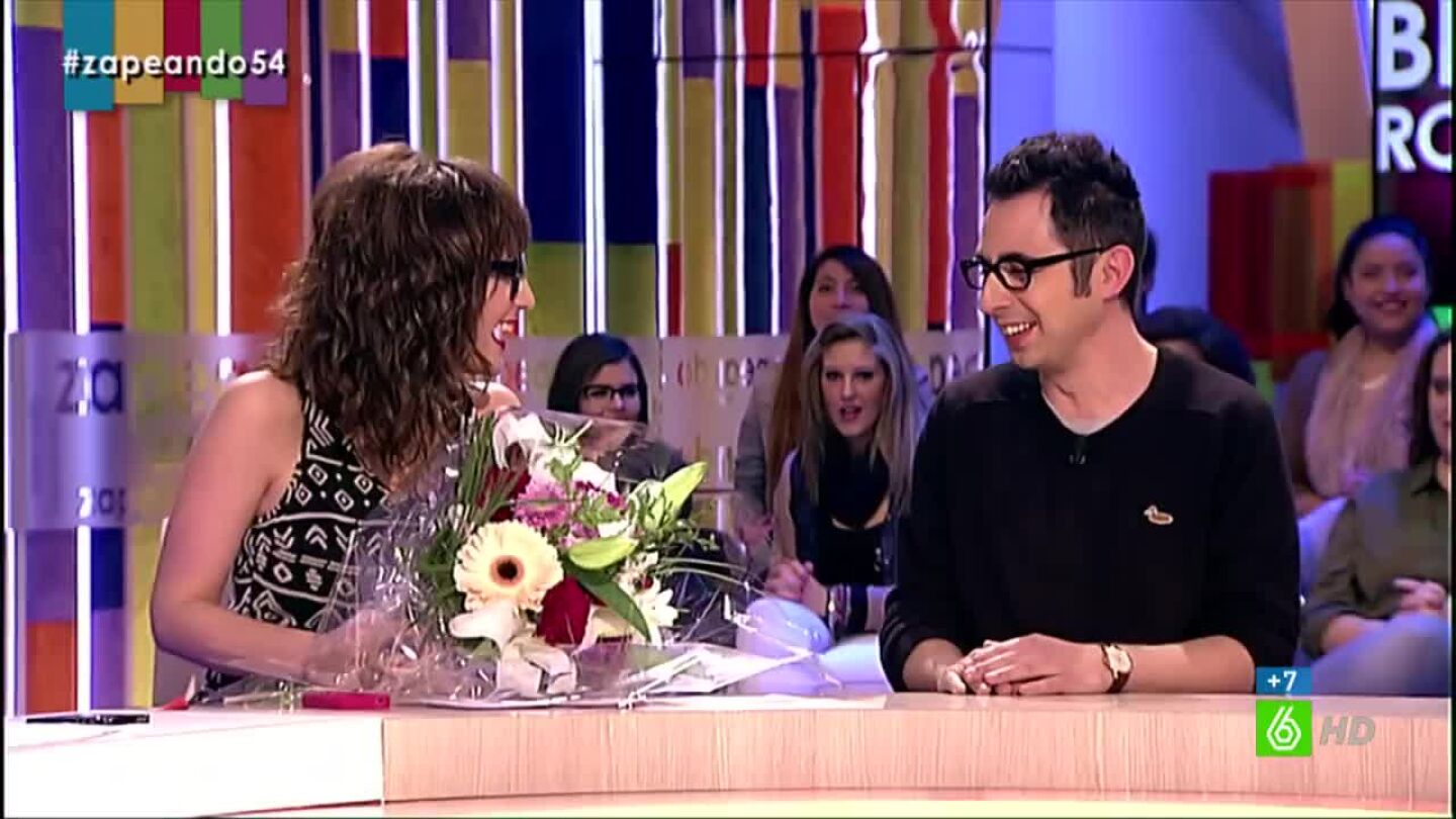 Berto entrega un ramo de flores a Ana Morgade