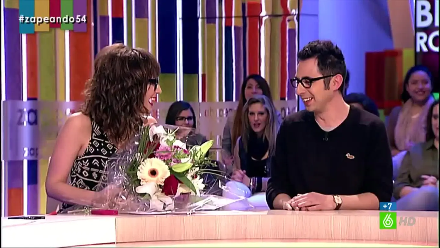 Berto entrega un ramo de flores a Ana Morgade Berto entrega un ramo de flores a Ana Morgade