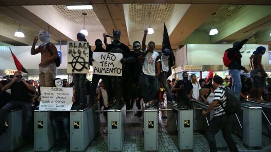 Los manifestantes, ocupando la estaci&oacute;n central de trenes de R&iacute;o