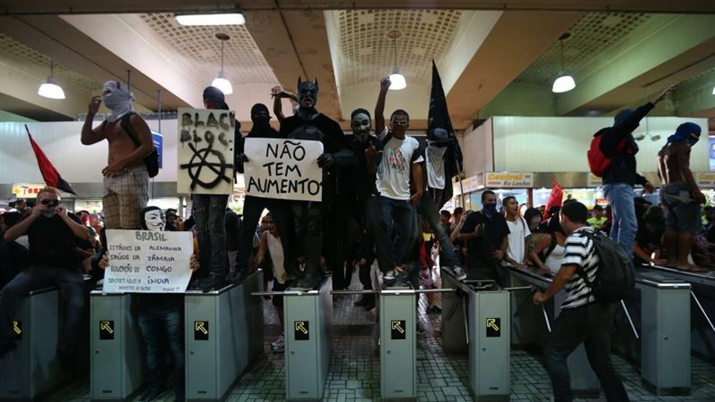 Los manifestantes, ocupando la estaci&oacute;n central de trenes de R&iacute;o