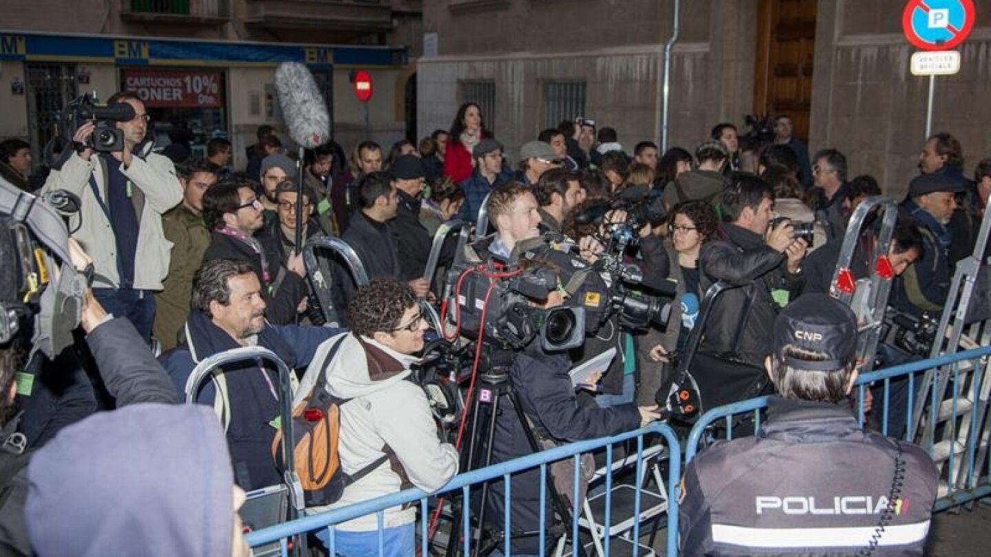  Fot&oacute;grafos y c&aacute;maras de televisi&oacute;n esperan a las puertas de los juzgados de Palma