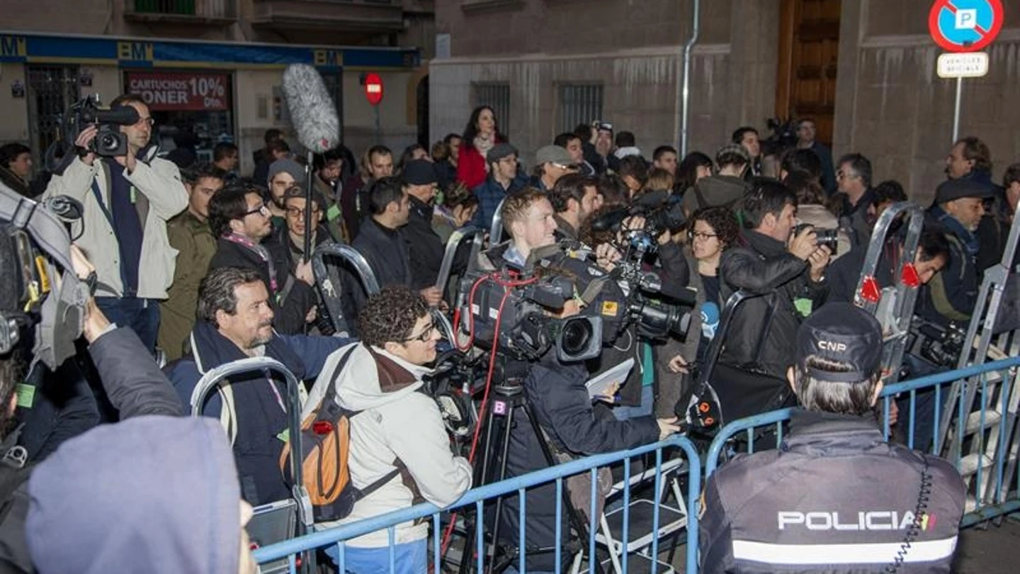 Fotógrafos y cámaras de televisión esperan a las puertas de los juzgados de Palma Fotógrafos y cámaras de televisión esperan a las puertas de los juzgados de Palma