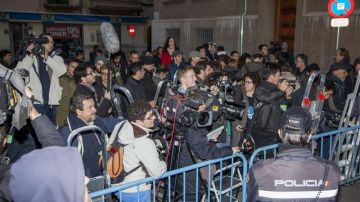  Fotógrafos y cámaras de televisión esperan a las puertas de los juzgados de Palma