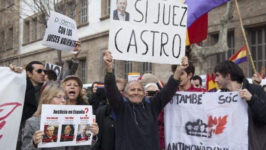 Un grupo de manifestantes celebra la imputaci&oacute;n de la infanta Cristina