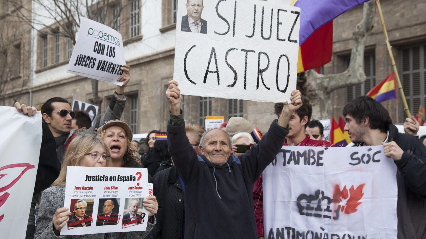 Un grupo de manifestantes celebra la imputaci&oacute;n de la infanta Cristina
