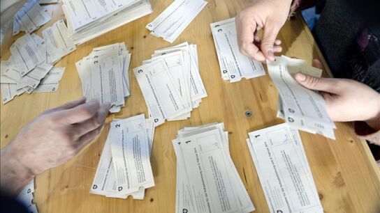 Recuento de votos en Zurich del referendum sobre inmigraci&oacute;n celebrado en Suiza