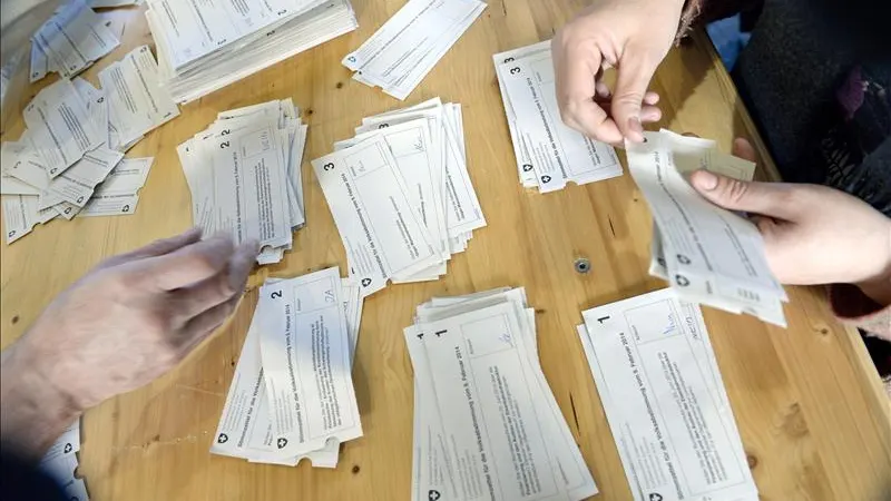 Recuento de votos en Zurich del referendum sobre inmigración celebrado en Suiza