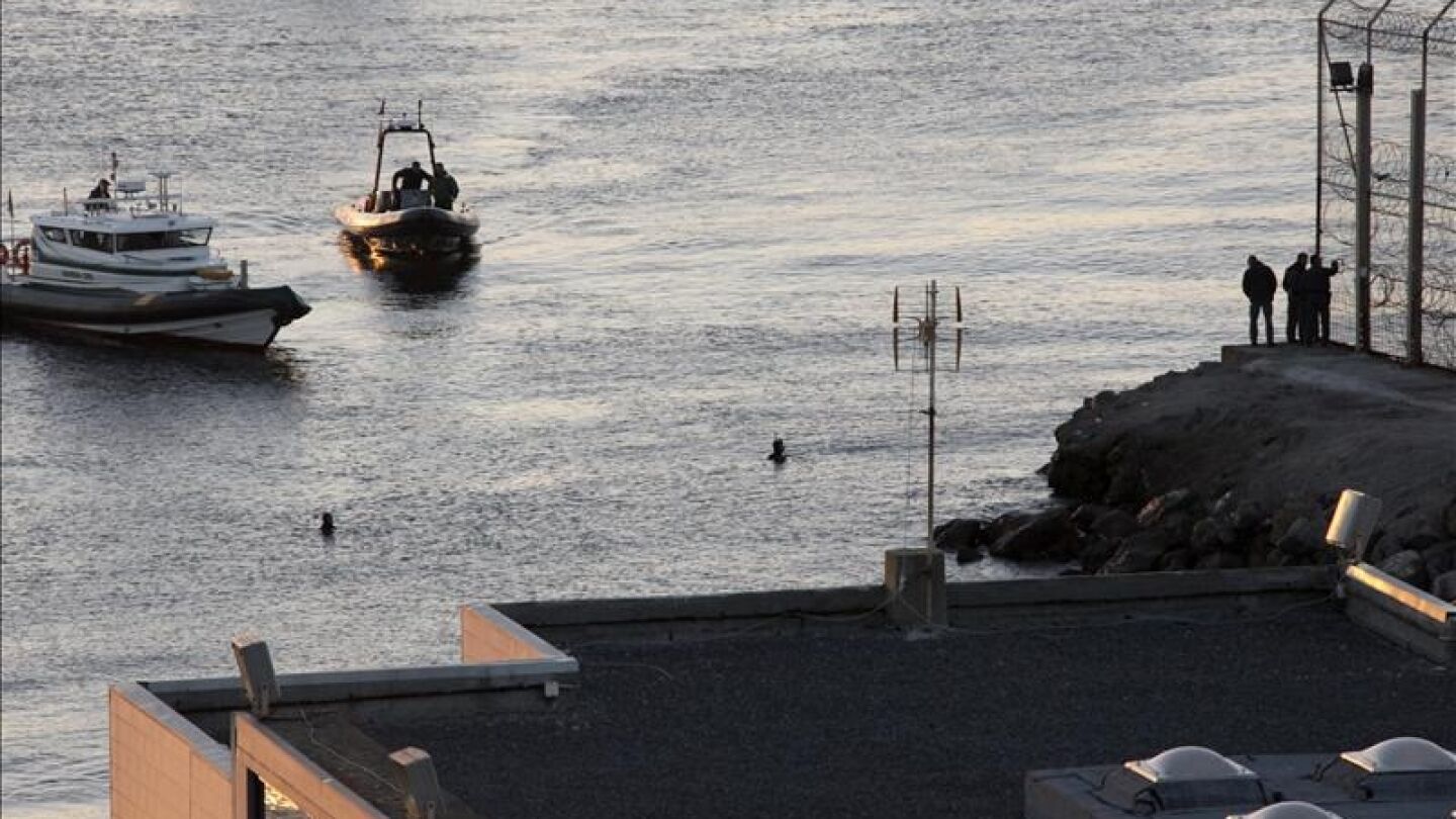 Miembros de la Guardia Civil realizan labores de vigilancia.