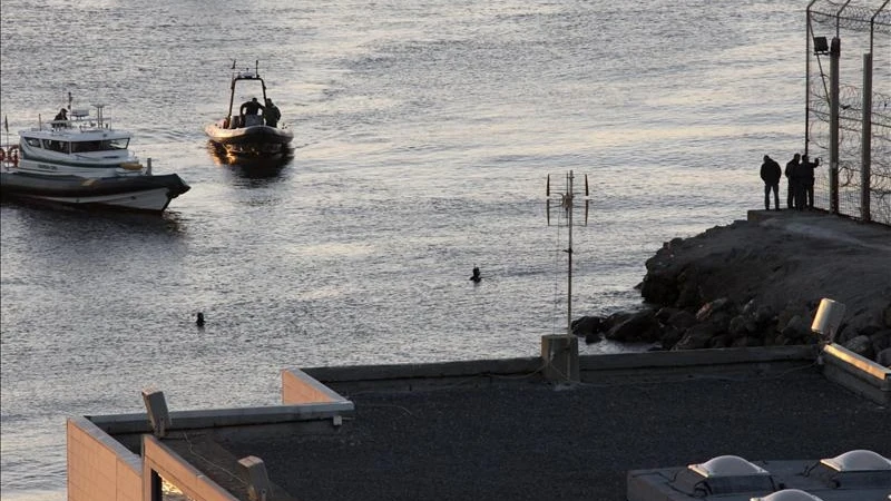 Miembros de la Guardia Civil realizan labores de vigilancia.