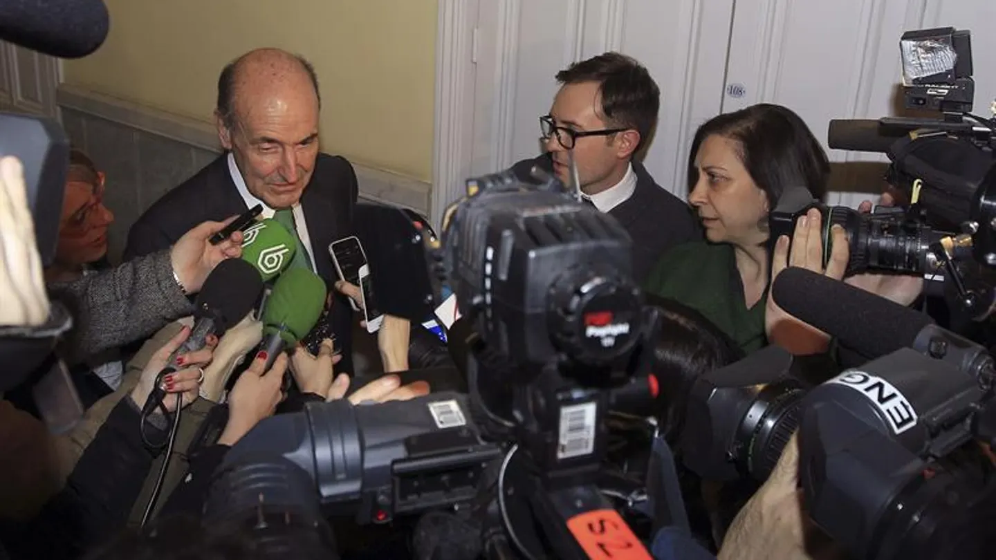 El abogado Miquel Roca atiende a los medios El abogado Miquel Roca atiende a los medios