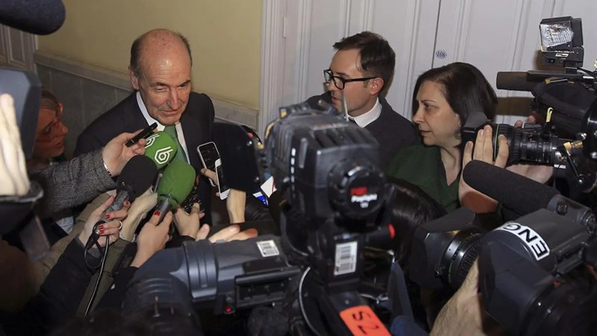 El abogado Miquel Roca atiende a los medios