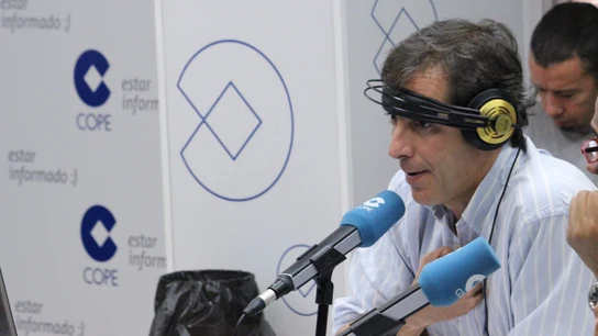 Paco González, en un momento de su programa radiofónico Paco González, en un momento de su programa radiofónico