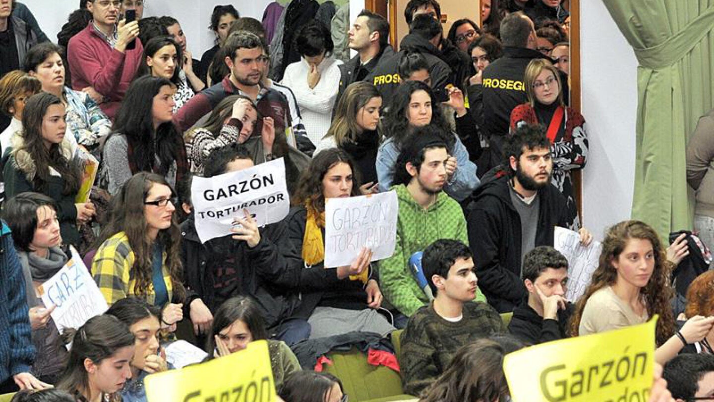 Gritos de "fascista" y "torturador" contra Garz&oacute;n