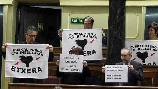 Diputados de Amaiur piden el acercamiento de presos de ETA al País Vasco Diputados de Amaiur piden el acercamiento de presos de ETA al País Vasco