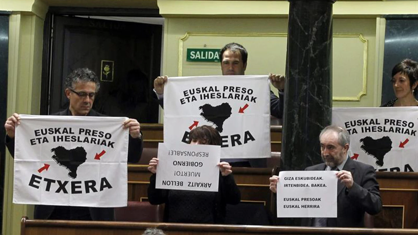 Diputados de Amaiur piden el acercamiento de presos de ETA al País Vasco Diputados de Amaiur piden el acercamiento de presos de ETA al País Vasco