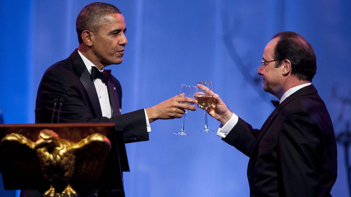 Obama y Hollande brindan en la cena de gala