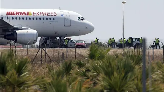 Avión de Iberia Express en la pista de un aeropuerto Avión de Iberia Express en la pista de un aeropuerto