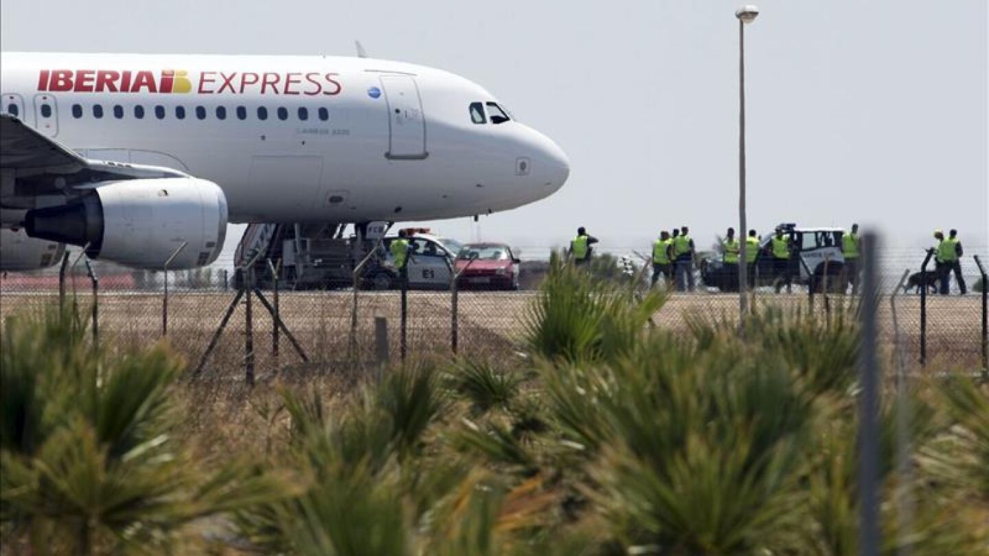 Avi&oacute;n de Iberia Express en la pista de un aeropuerto