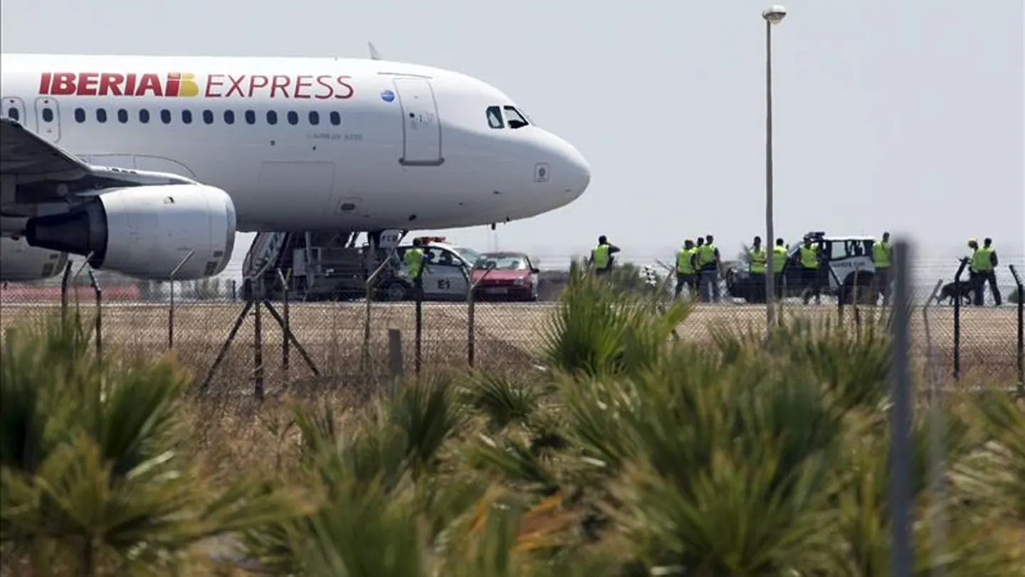 Avión de Iberia Express en la pista de un aeropuerto Avión de Iberia Express en la pista de un aeropuerto