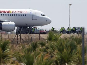 Avión de Iberia Express en la pista de un aeropuerto Avión de Iberia Express en la pista de un aeropuerto
