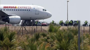 Avión de Iberia Express en la pista de un aeropuerto