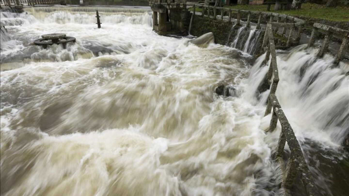 El r&iacute;o Ulla desbordado a su paso por Monterroso