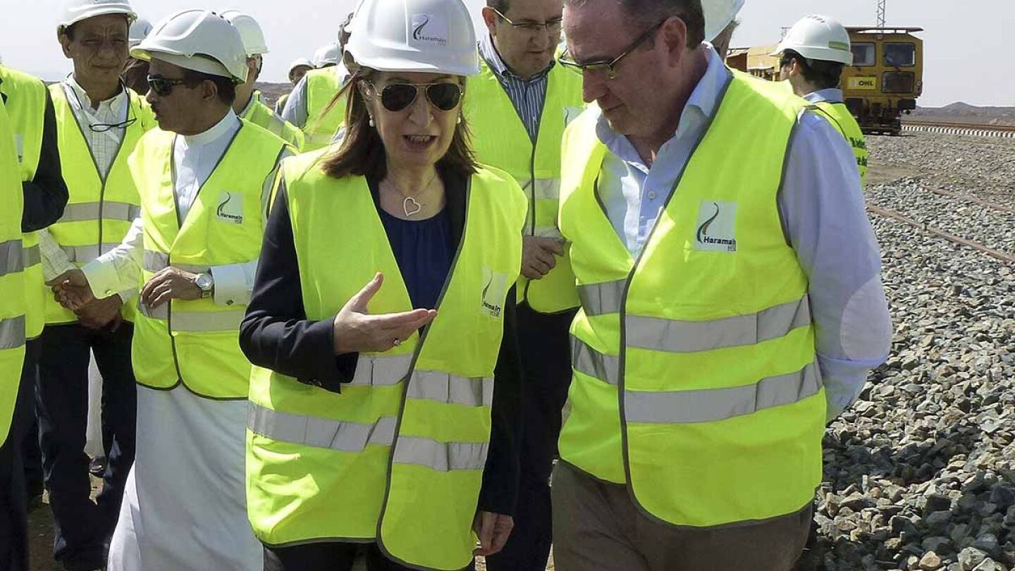 Ana Pastor conversa con el presidente de Copasa, Jos&eacute; Luis Su&aacute;rez 
