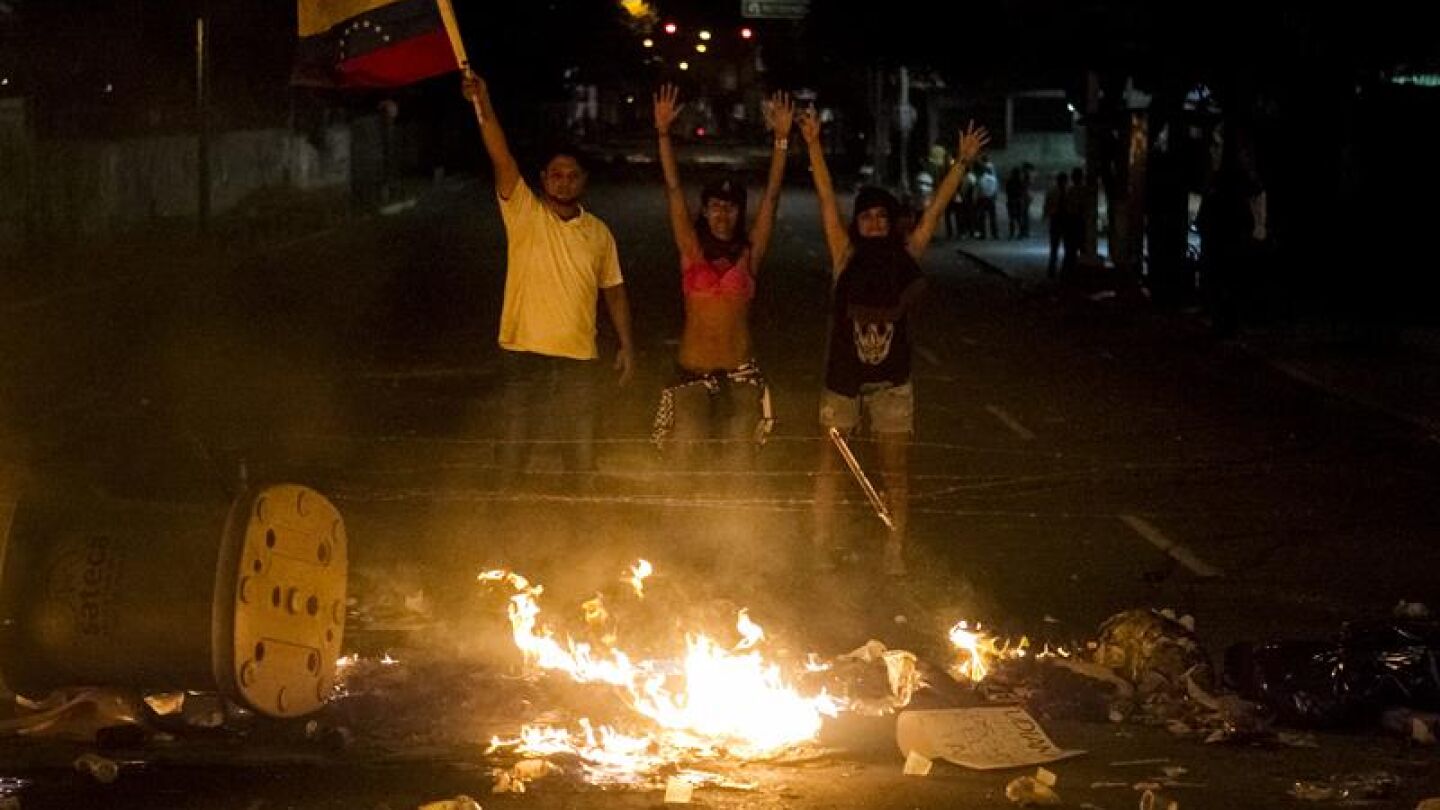 Cientos de j&oacute;venes cortan las autov&iacute;as de Venezuela