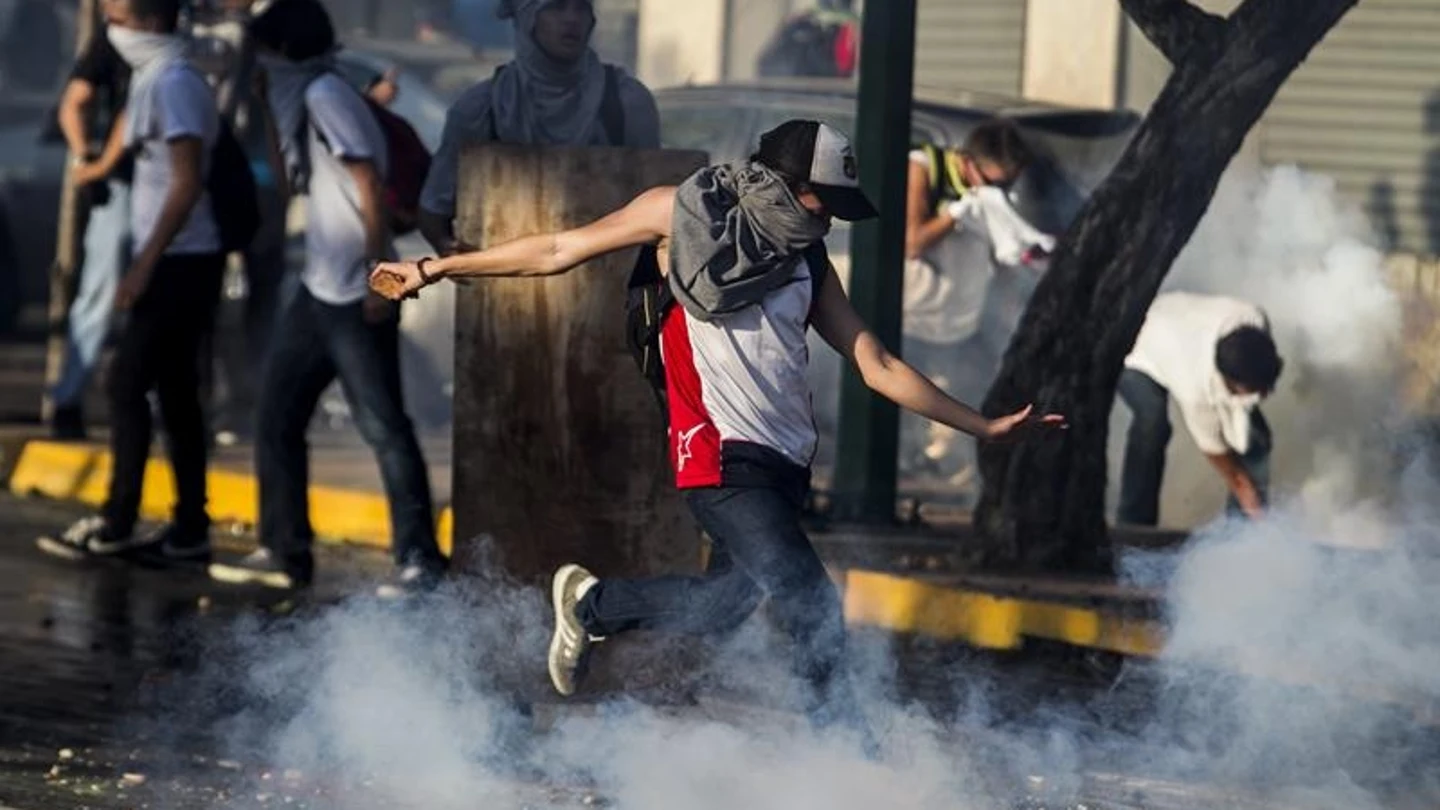 Un grupo de personas se manifiestan en la Plaza Altamira, Caracas Un grupo de personas se manifiestan en la Plaza Altamira, Caracas