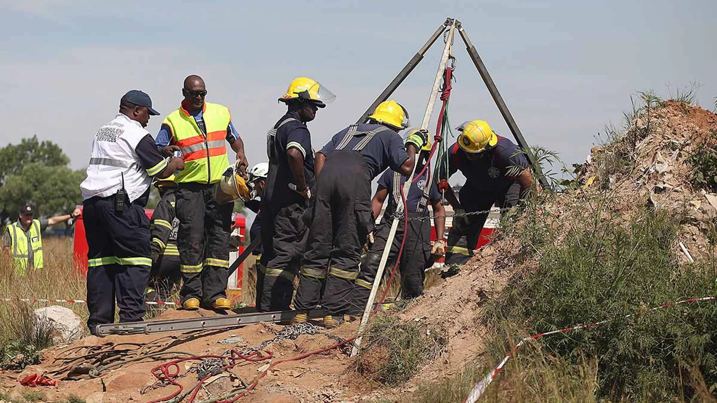 Los servicios de rescate de los mineros atrapados en Johannesburgo, Sudáfrica Los servicios de rescate de los mineros atrapados en Johannesburgo, Sudáfrica