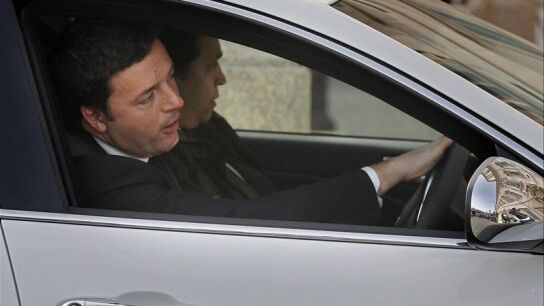 Matteo Renzi conduce su veh&iacute;culo
